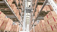 Posizionamento fine dei vani di magazzini automatici in magazzini a scaffali alti tramite sensori di visione